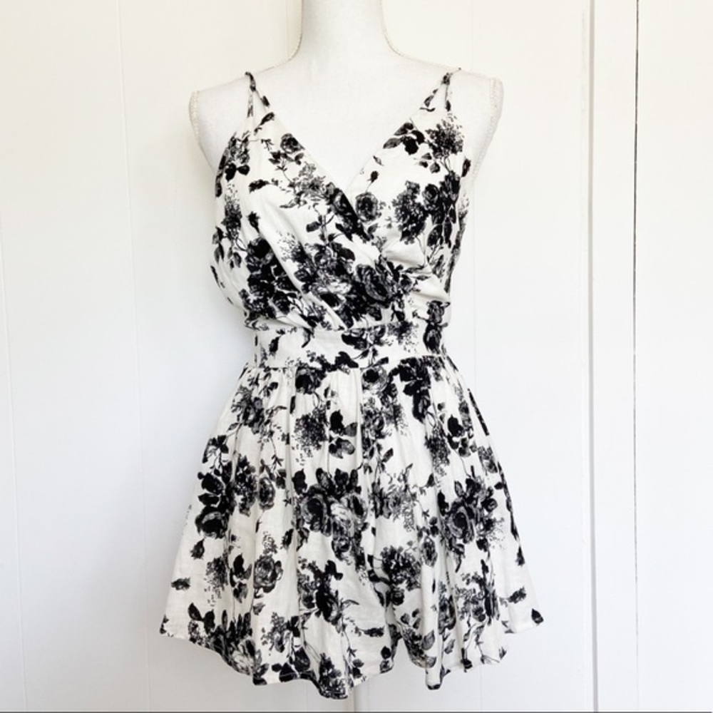Audrey 3+1 black‎ and white floral romper size small